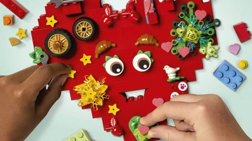 Grupo LEGO pede às famílias que construam um coração e partilhem a alegria nesta época natalícia